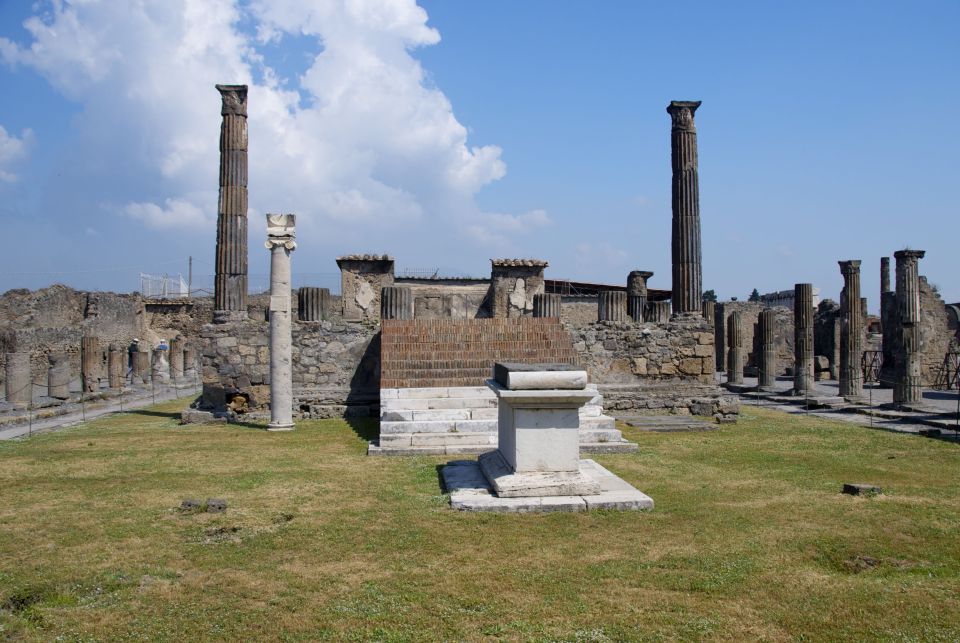 italy_pompeii_temple_of_apollo.jpg