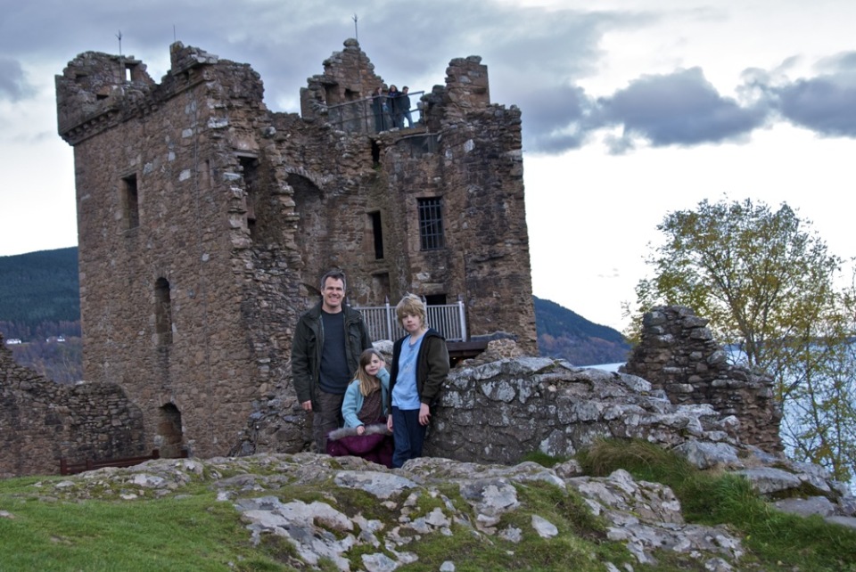 scotland_castle_urquhart_loch_ness.jpg