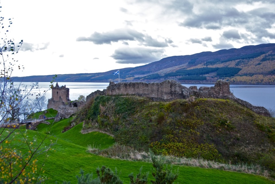 scotland_castle_urquhart_loch_ness_2.jpg